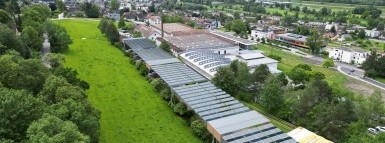«Zwei Fliegen mit einer Klappe»: Ein Solarfaltdach zur Stromproduktion über der Parkfläche beim Fabrikweg Spoerry Vaduz