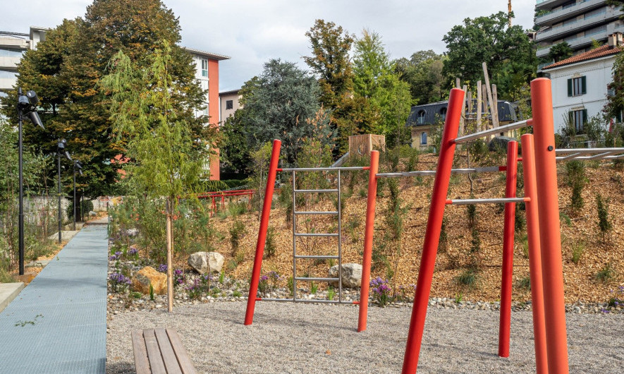 Suolo permeabile e vegetazione diversificata nel nuovo parco giochi. © Città di Lugano, Divisione Spazi Urbani, Verde Pubblico